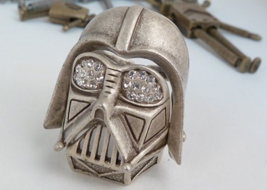 Anel Darth Vader - Metal em Prata Envelhecida com Strass