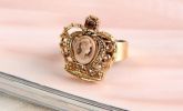 Anel Camafeu Dourado com Strass